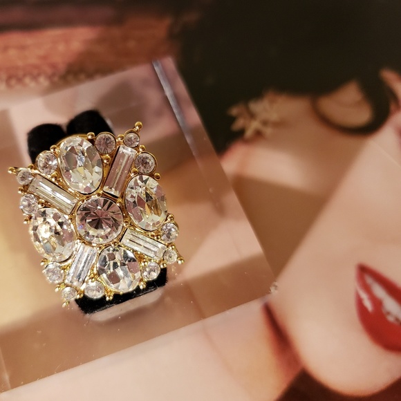 Beautiful 1990s Vintage Crystals Clip Earrings - Picture 1 of 6